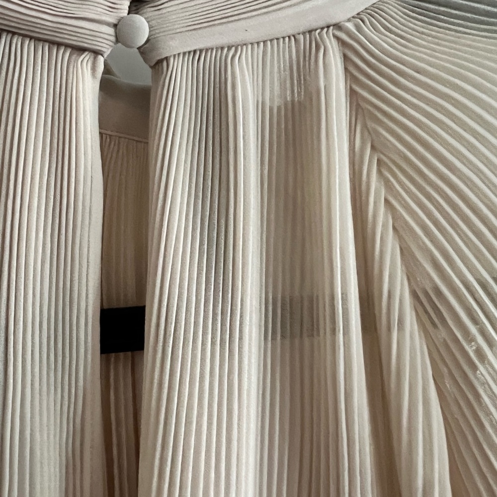Banana Republic Elegant pleated blouse - Picture 4 of 13